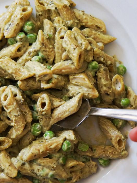 Cremige Pasta mit Erbsen und Pesto