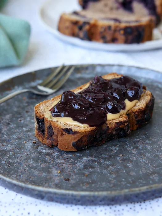 Veganes Bananenbrot mit Blaubeeren, Erdnüssen und Schokolade
