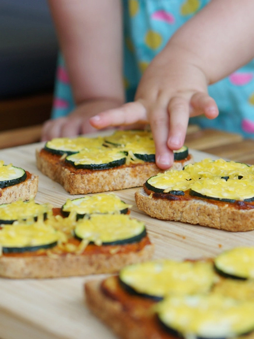 Pizza-Toast mit Zucchini
