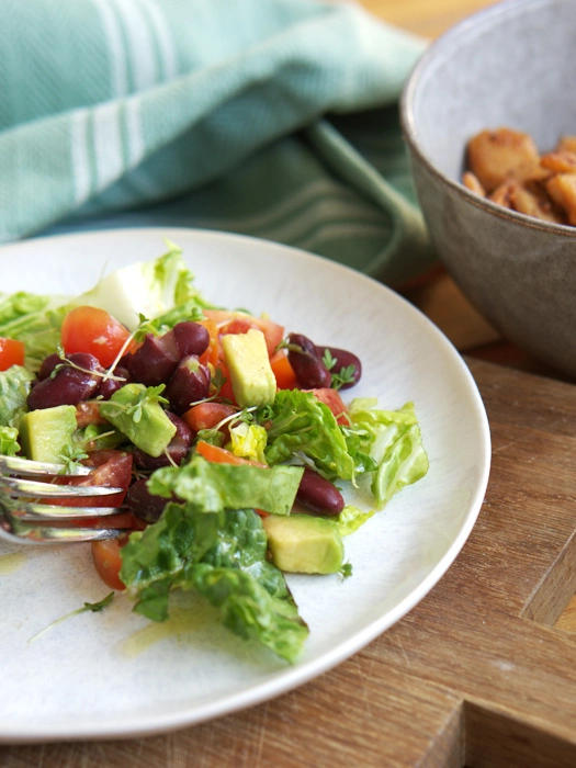 Salat mit Avocado, Tomaten und Kidneybohnen