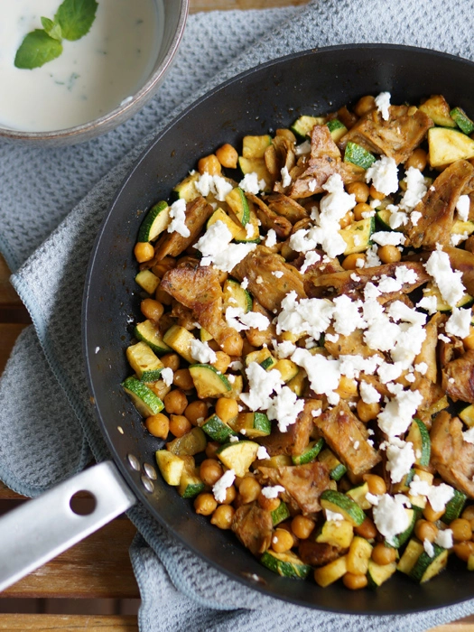 Gyrospfanne mit Joghurt-Minz-Dip (vegan oder vegetarisch)