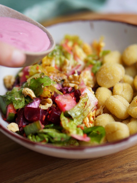Rote Bete Salat mit Gnocchi und Meerrettich-Dip
