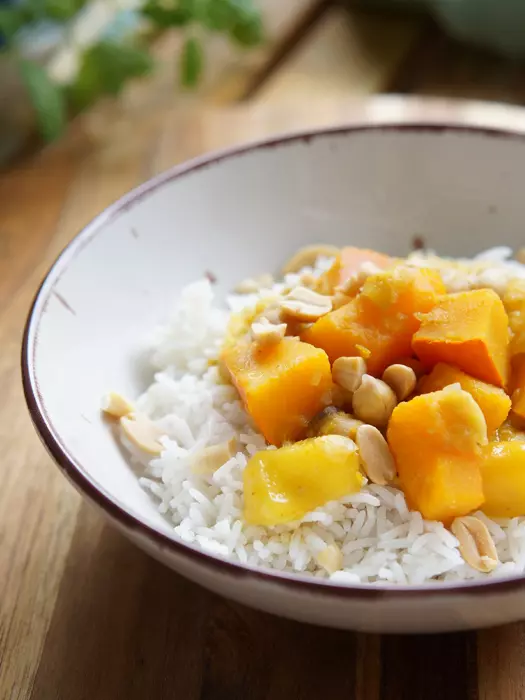 Kürbiscurry mit Kichererbsen, Kokosmilch und Mango