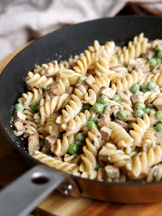 Nudeln mit Räuchertofu und Erbsen