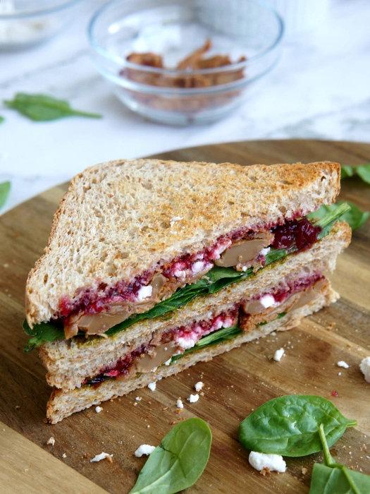Veganes Sandwich mit „Chicken“ und Feta