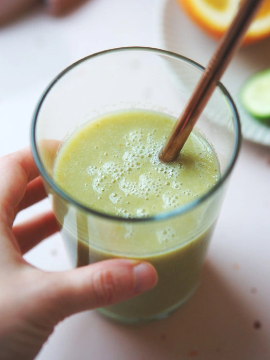 Smoothie mit Gurke und Obst