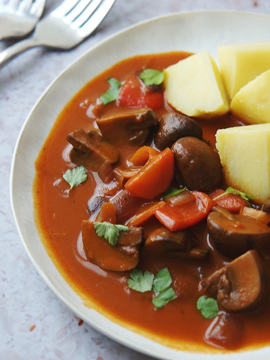 Vegetarisches Gulasch (ohne Tofu)