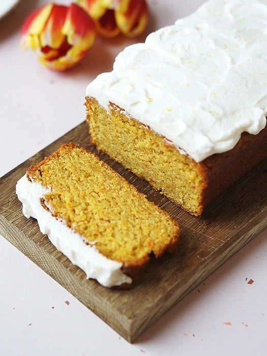 Saftiger Karottenkuchen mit Nüssen (Kastenform)