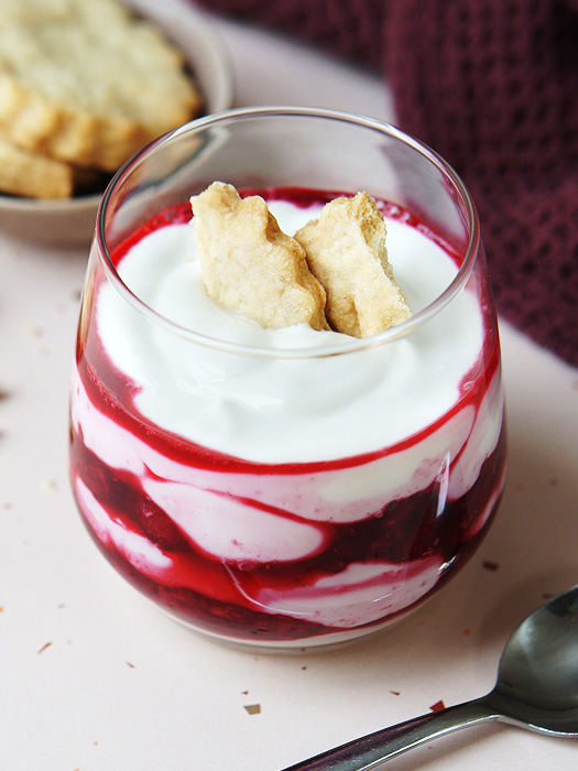 Schnelles Dessert mit gefrorenen Himbeeren