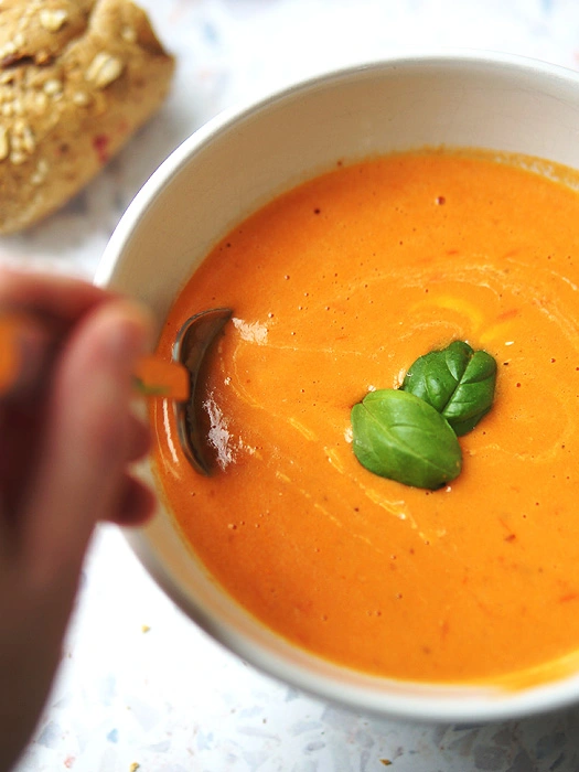 Tomatensuppe aus frischen Tomaten (mit Sahne)