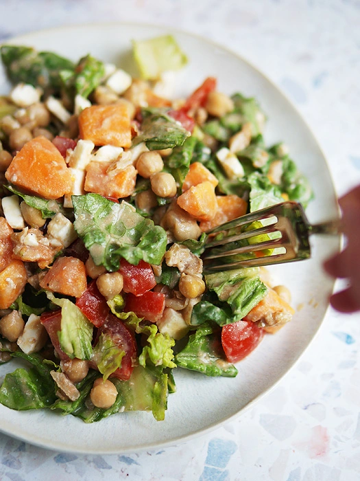 Grüner Salat mit Kichererbsen, Feta und Süßkartoffel