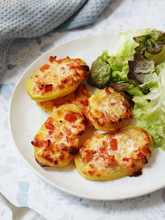 Kartoffeln mit Tomaten und Käse überbacken