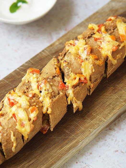 Kräuterbaguette pimpen mit Käse und Tomaten