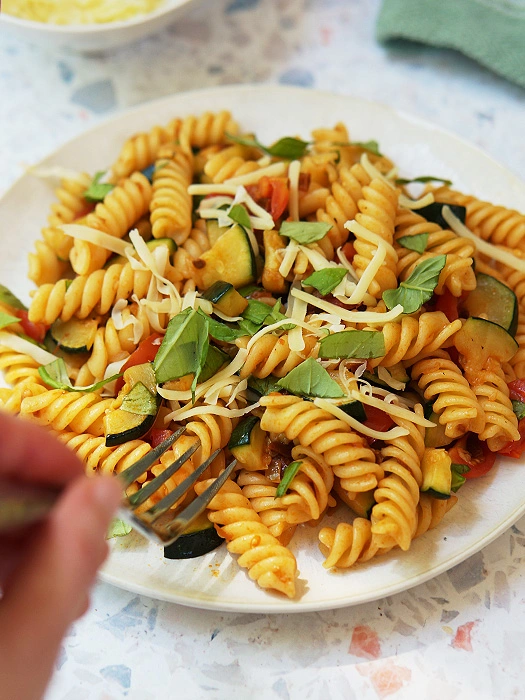 Schnelle Pasta mit Zucchini und Tomaten