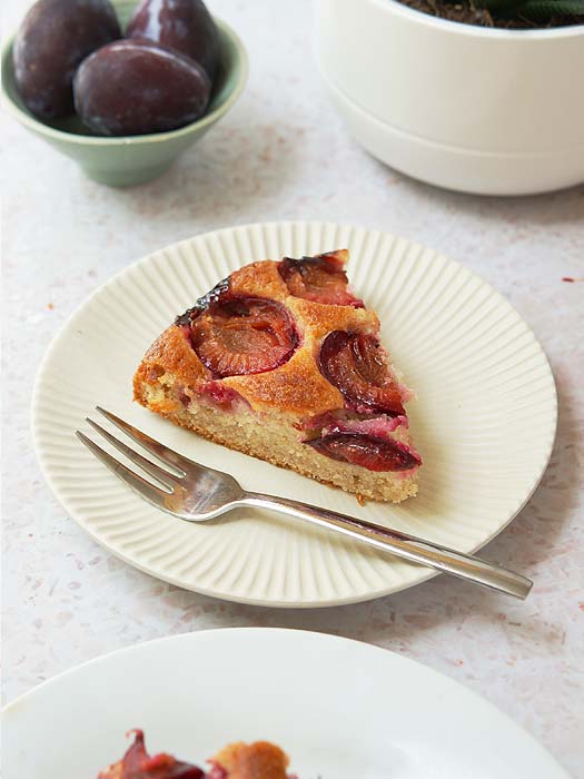 Veganer Zwetschgenkuchen mit Mandel-Rührteig